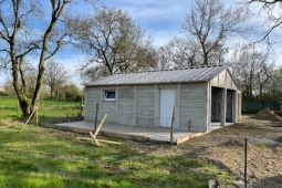 Double garage en béton aspect bois avec bûcher